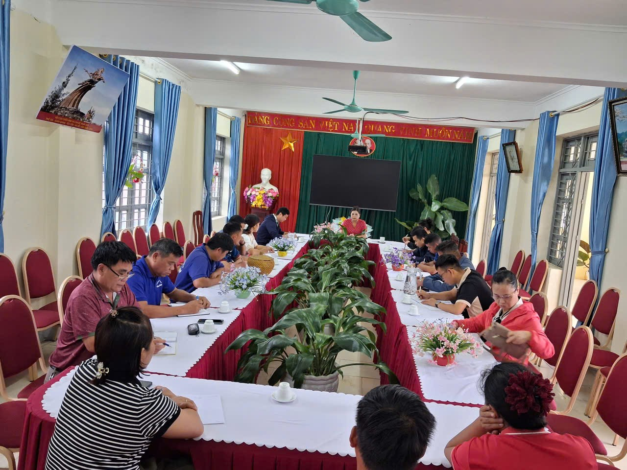 CÁN BỘ GIÁO VIÊN NHÂN VIÊN TRƯỜNG TH VÕ NGUYÊN GIÁP  TỀ TỰU ĐÔNG ĐỦ SAU KỲ NGHỈ HÈ- HÂN HOAN CHÀO ĐÓN MỘT   NĂM HỌC MỚI NĂM HỌC: 2025-2026